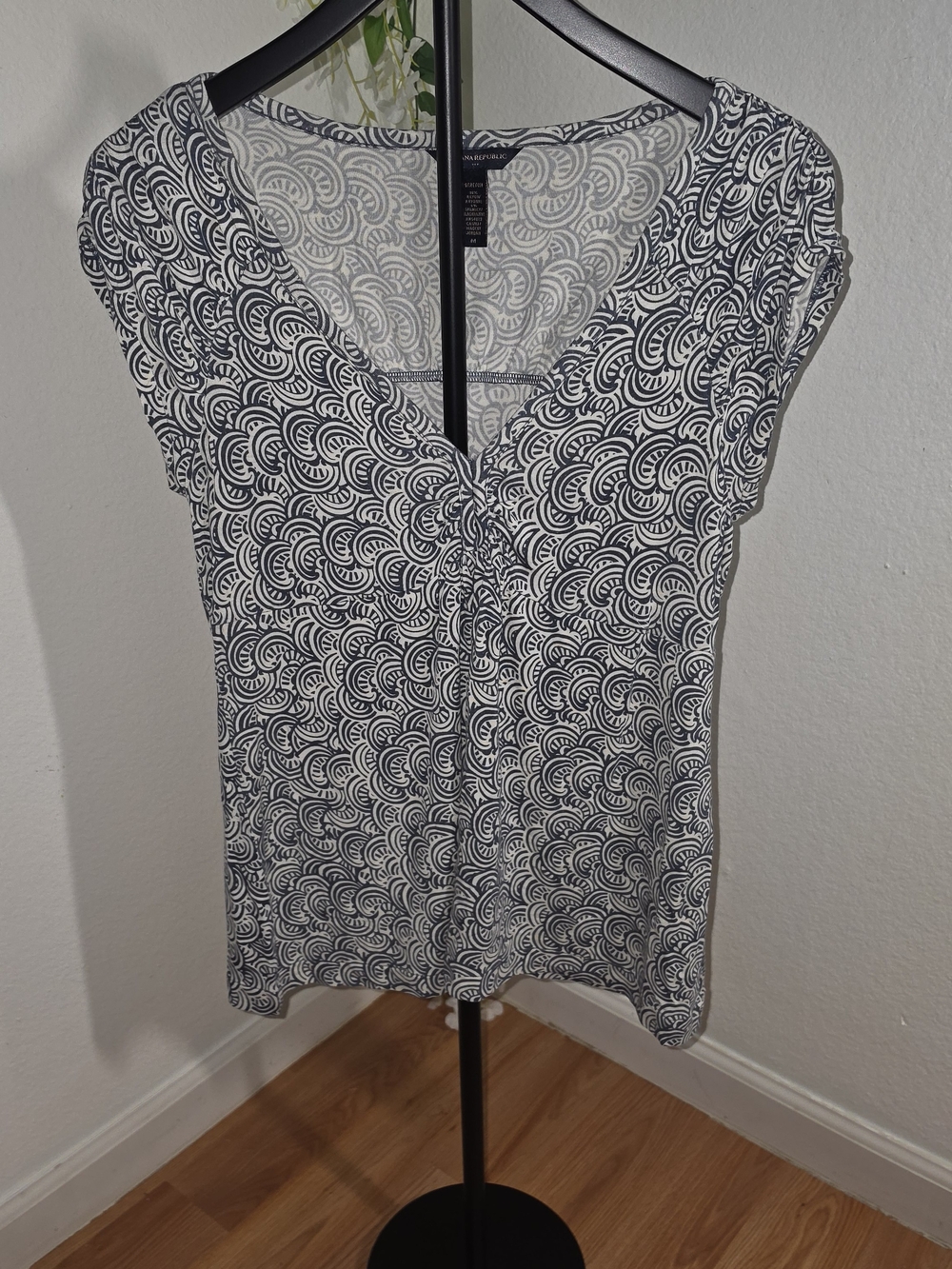 Banana Republic Blue and White Scallop Print V-Neck Cap Sleeve Top